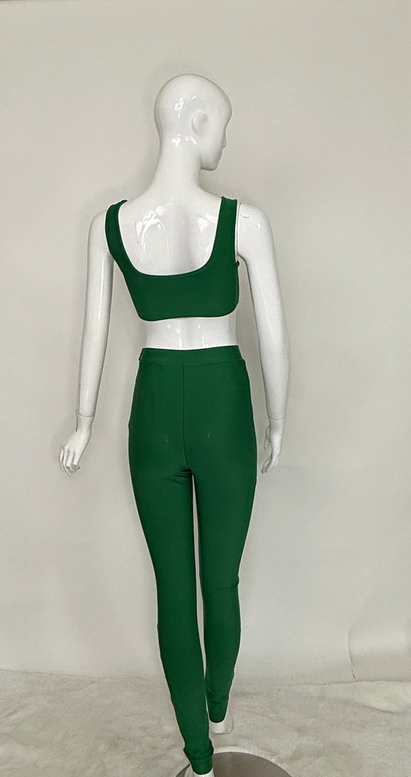 Green 2-Piece Set – Crop Top & High-Waisted Pants – Gold Accent – Size M - Image 2